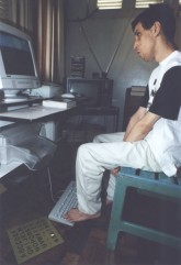 Ronaldo utilizando os pés para navegar na internet pelo teclado